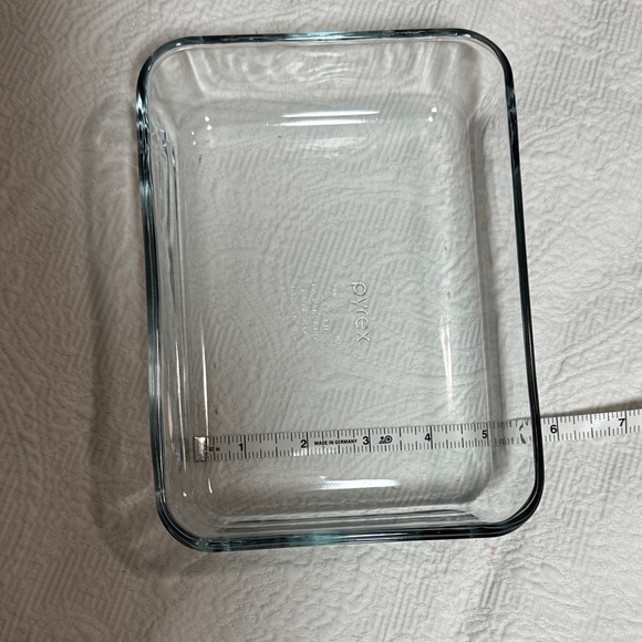 4 Pyrex Glass Containers with Red Lids - Picture 2 of 3